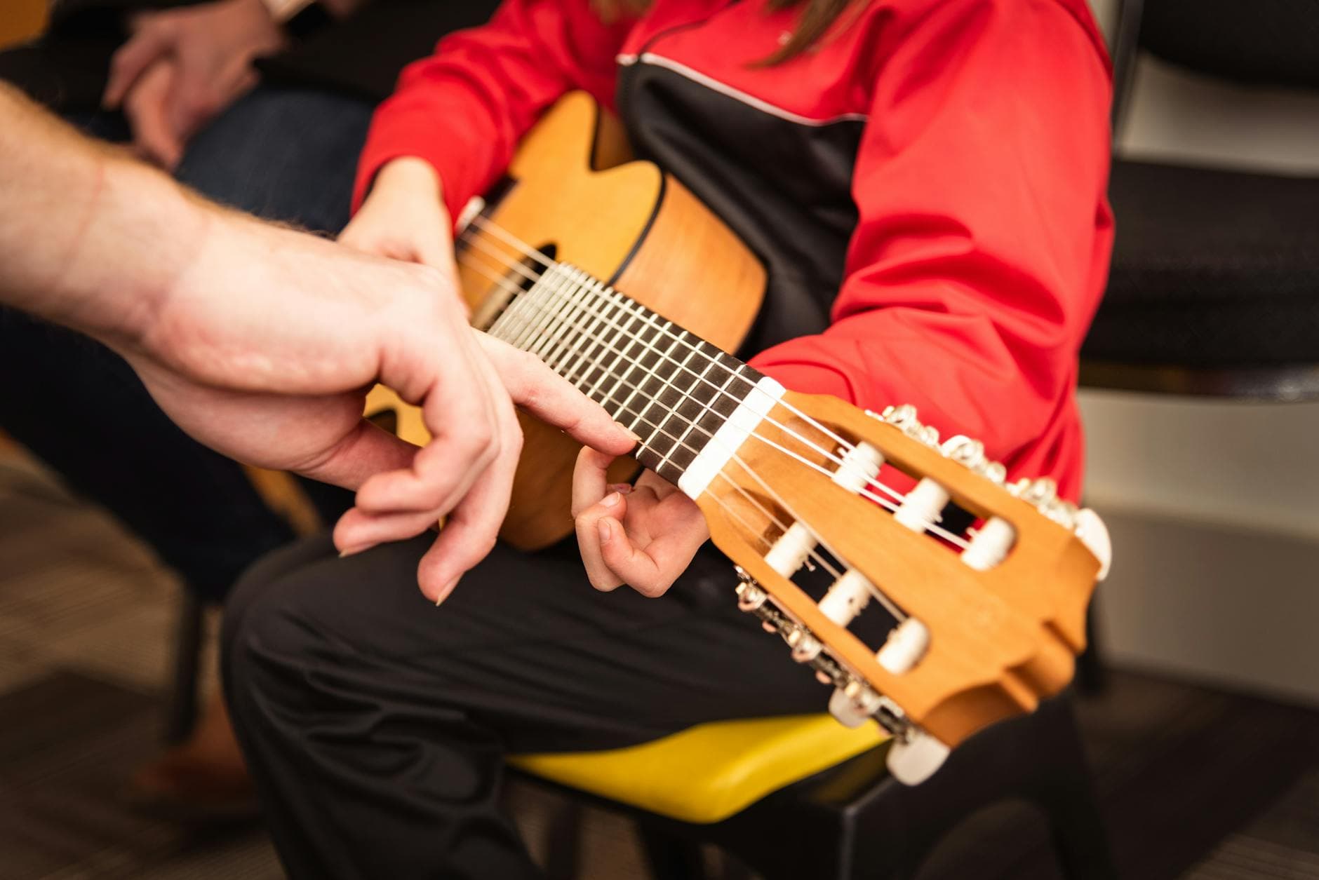 Gitar dersi başlangıç rehberi 2026 — akustik gitar öğrenen öğrenci