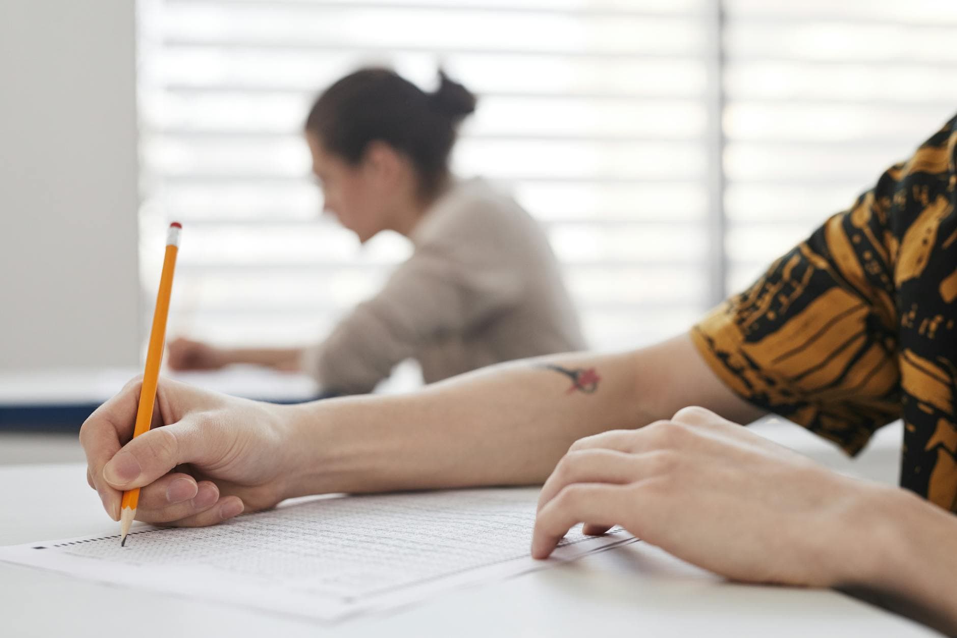 IELTS TOEFL YDS sınavına hazırlanan öğrenci — 2026 İngilizce sınav hazırlık rehberi