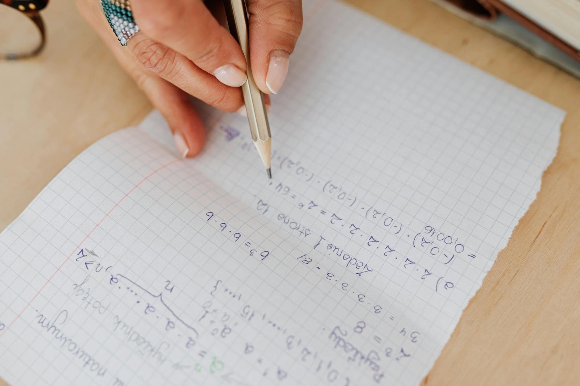 Matematik öğrenme teknikleri — öğrenci kağıt kalemle problem çözüyor