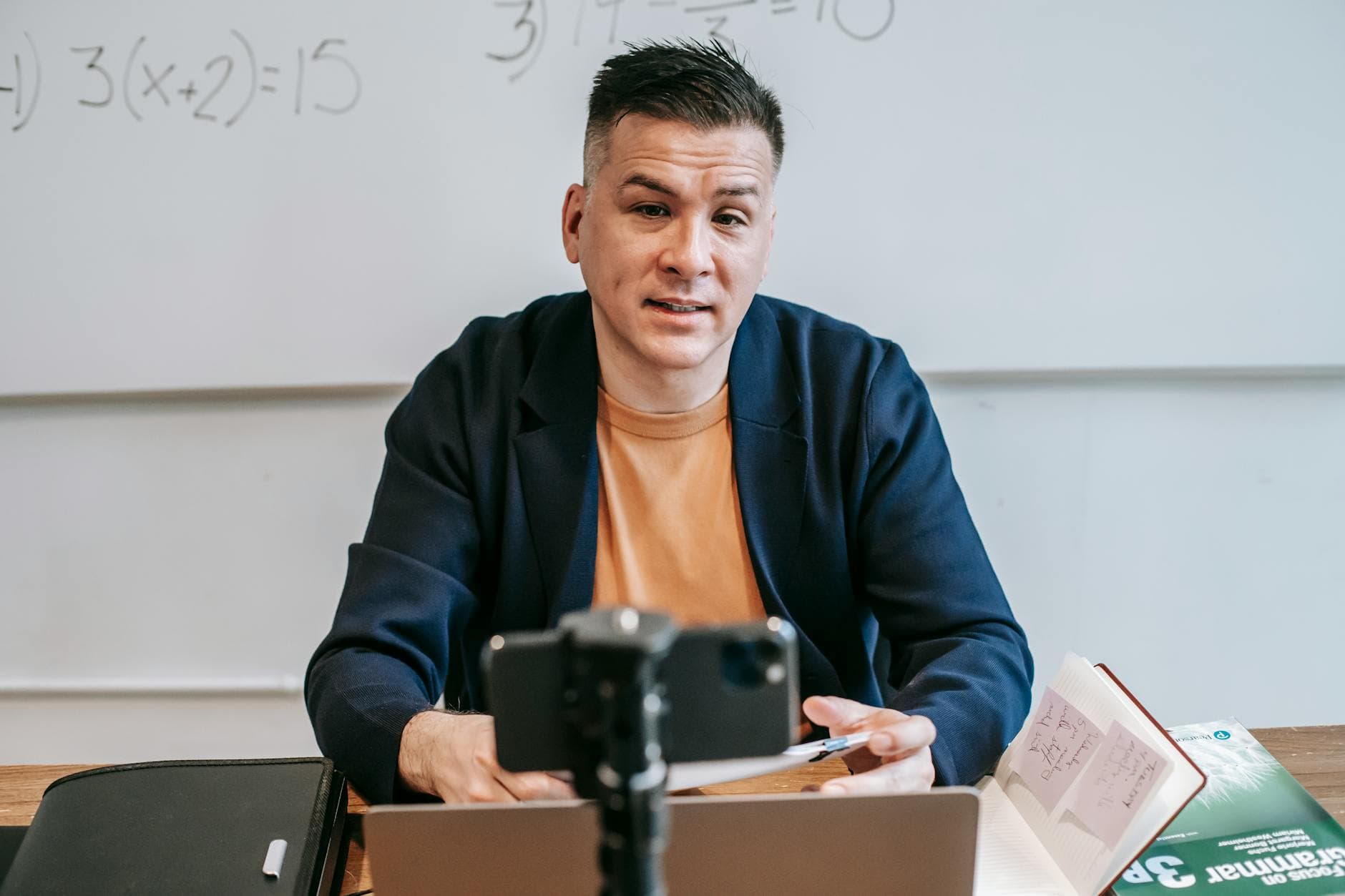 Online ders verme avantajları — evden bilgisayarla ders veren öğretmen
