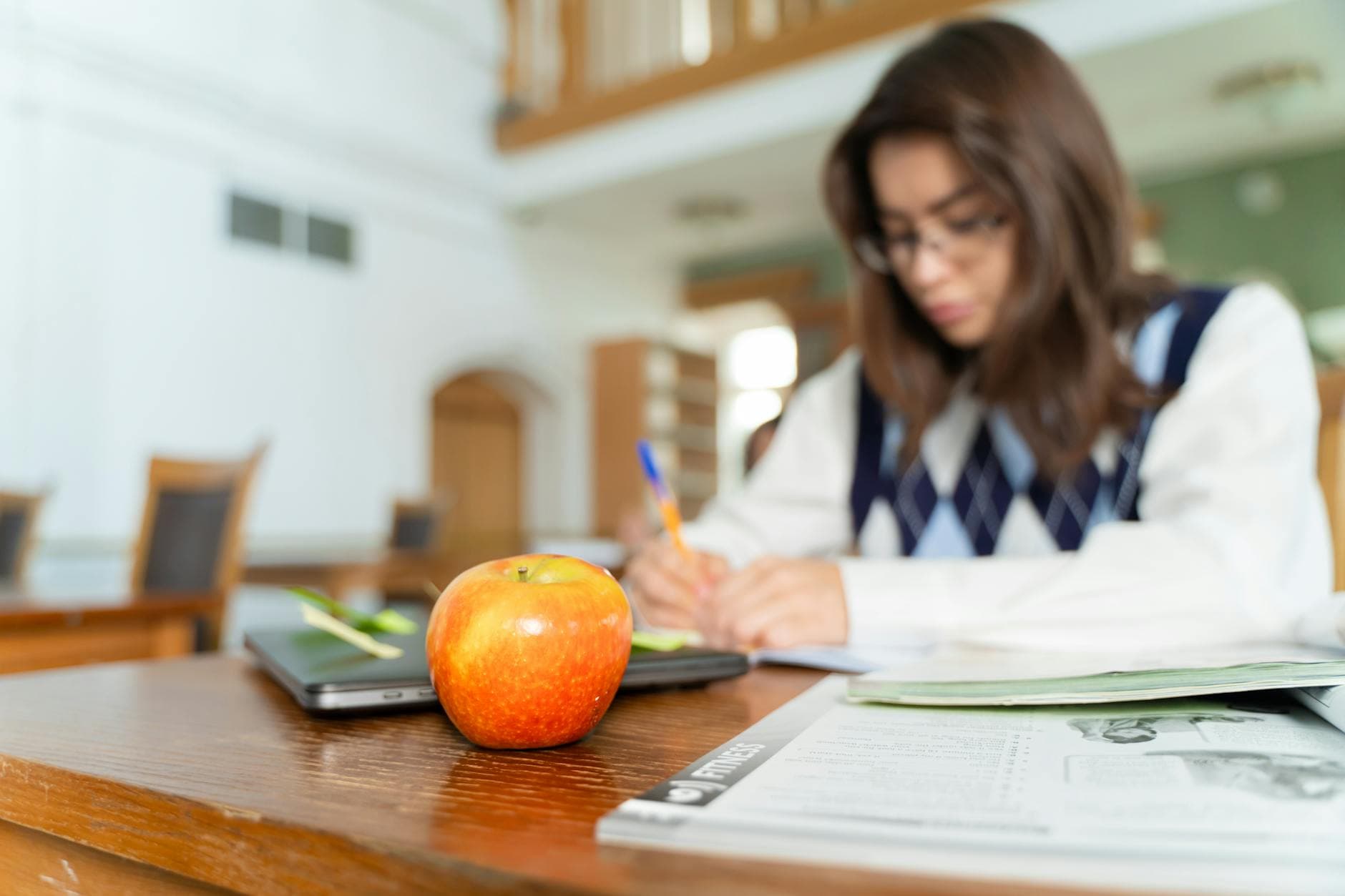 Verimli ders çalışma teknikleri uygulayan öğrenci — pomodoro ve aktif öğrenme
